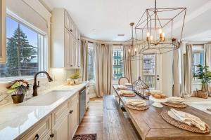 Contemporary Farmhouse-Style Retreat near T