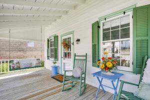 Walk to Wineries: Charming Retreat in Augusta!