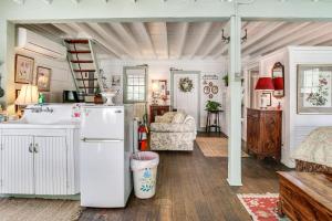 Walk to Wineries: Charming Retreat in Augusta!