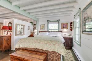 Walk to Wineries: Charming Retreat in Augusta!
