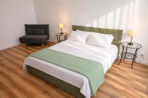Casa Dolce Casa - Dual Modern Apartment, 1 min from Metro, up to 9 Guest