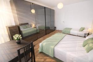 Casa Dolce Casa - Dual Modern Apartment, 1 min from Metro, up to 9 Guest