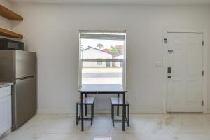 Easy South Padre Beach Retreat w Pool Access