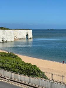 Broadstairs Beach Holiday Apartments, opposite Kingsgate Bay with a parking space