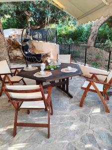 THALIA, luxury 3Br Home with Ensuite Bathrooms, just 3 minutes walk from the beach located in the prestigious Athenian Riviera