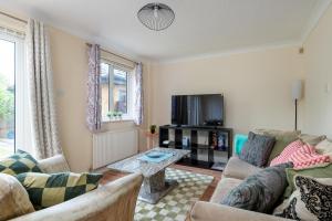 4 Bed Sleeps 6 Parking for vans cars WiFi