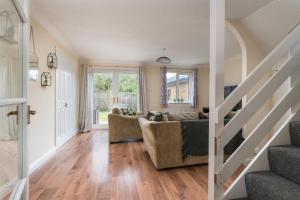4 Bed Sleeps 6 Parking for vans cars WiFi
