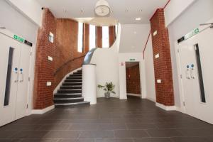 Modern 1BR Apartment - Free Parking - City Access