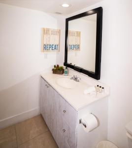 Amazing Miami -Beach Condo Steps to Sand, Book Now!