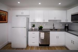 Amazing Miami -Beach Condo Steps to Sand, Book Now!