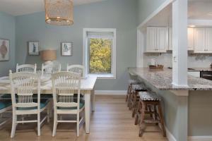 2BR Bluff Villa w Balcony Walk to Salty Dog