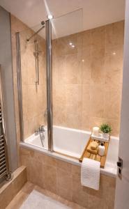 Spacious 1bedroom apartment Free Parking sleeps 6 near Canary Wharf west ferry Ideal for Contractors & Families