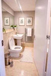 Spacious 1bedroom apartment Free Parking sleeps 6 near Canary Wharf west ferry Ideal for Contractors & Families