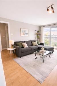 Spacious 1bedroom apartment Free Parking sleeps 6 near Canary Wharf west ferry Ideal for Contractors & Families