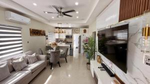 Ocho Rios, Pool, Blue Hole, Beach & Restaurants