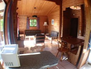 Chalet en forêt Piscine Aire de jeux Draps