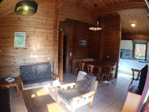 Chalet en forêt Piscine Aire de jeux Draps