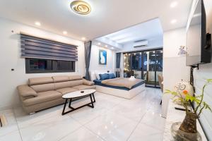 1BR Street-Facing Balcony - Heart of D1