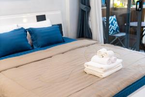 1BR Street-Facing Balcony - Heart of D1