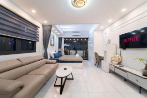 1BR Street-Facing Balcony - Heart of D1