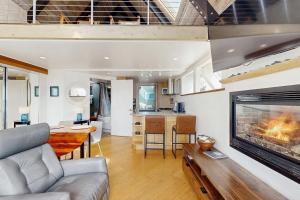 Spectacular Oceanfront Studio with Hot Tub & Loft