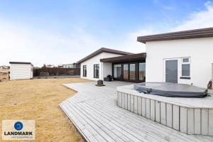 Peaceful Villa with Ocean View - Entire Home -Near KEF Airport