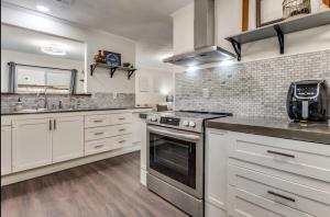 Pet Friendly Home with Hot Tub - Sleeps 8