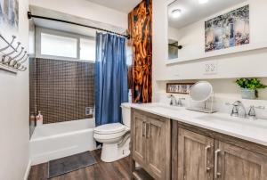 Pet Friendly Home with Hot Tub - Sleeps 8