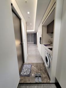 Gangnam Seocho Premium 5 Queen Bed Living Kitchen
