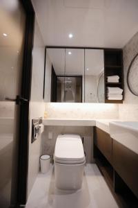 Gangnam Seocho Premium 5 Queen Bed Living Kitchen