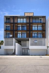 Rooftop with Jacuzzi 2 blocks from the beach