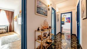 Central Art Apartment with Treasure Hunt, Free Parking & Self Check-In