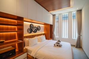 Contemporary 5BR Luxury Villa Just 400m to the Sea