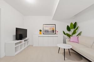 Modern Family Stay 4BR Home in Kerrisdale