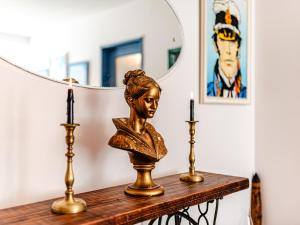 Central Art Apartment with Treasure Hunt, Free Parking & Self Check-In