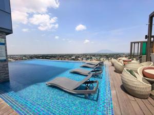 Executive 1br near airport & Malls