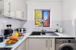 Cozy Modern High Spec Stylish Apartment Fast WIFI and Sky
