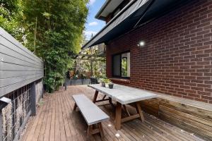 Sunlit 3-Bed Coastal Stay with Private Deck