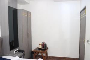 Hotel Red Stone - 3 Mins from Railway Station and 5 Mins from Metro