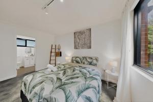 Beachside 1-Bed Retreat with Parking Cronulla