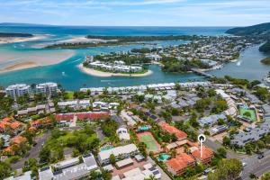 Relaxed Noosaville Living - Poolside & Walkable