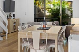 Relaxed Noosaville Living - Poolside & Walkable