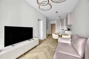 Chmielna Luxury Palace View Apartment by BookingHost