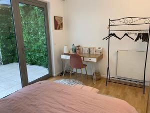 Chambre rose dans maison