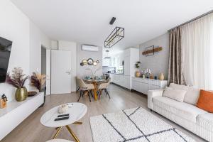 Parkwest Royale AC and Balcony with Paid parking