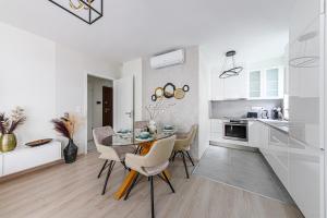 Parkwest Royale AC and Balcony with Paid parking