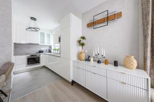 Parkwest Royale AC and Balcony with Paid parking