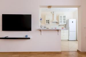 Charming Light-Filled 2BR Near Park and NDK