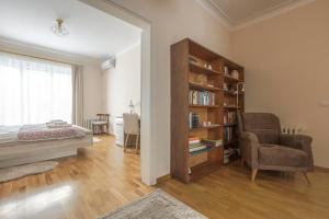 Charming Light-Filled 2BR Near Park and NDK