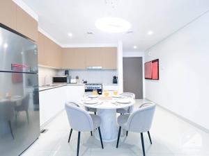 Spacious & Bright 2bedroom Apts with Balcony Dubai Creek